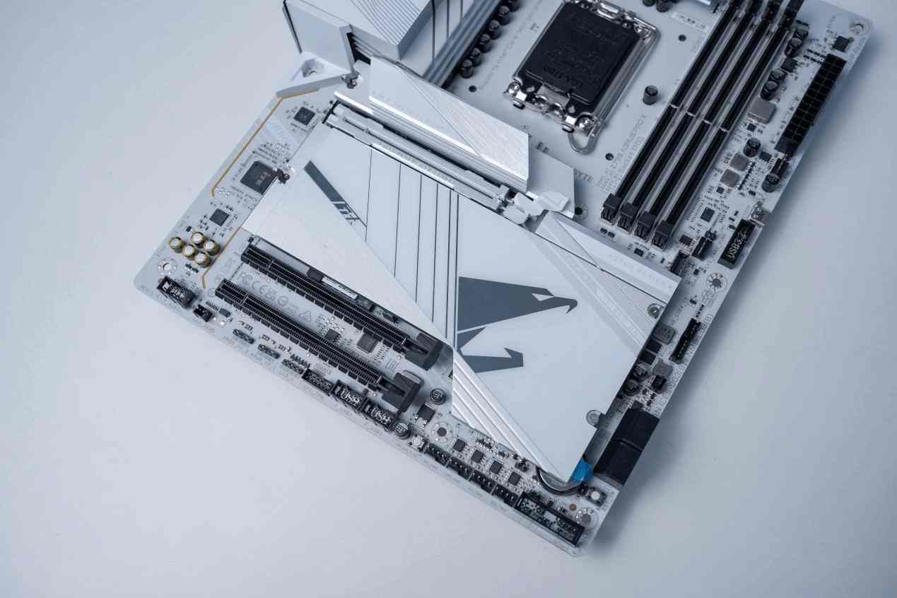 技嘉Z790 AORUS PRO X主板评测：超高颜值，顶级用料，打造白色海景房就选它